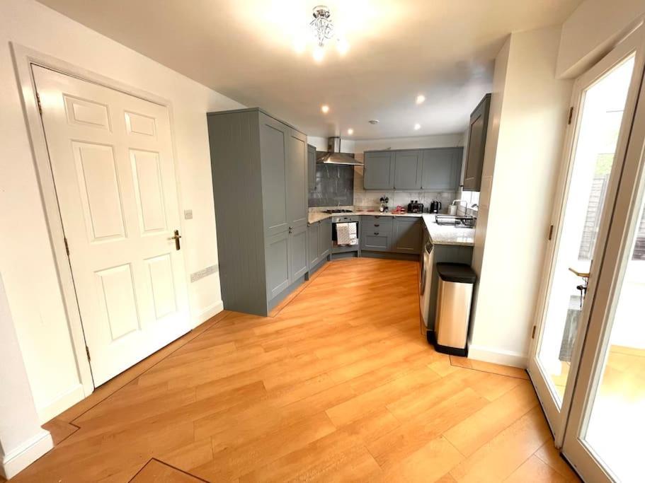 The Woodlands, Shortstay, Ideal For Families, Relocation, Contractors, Travel Stay Horley Buitenkant foto