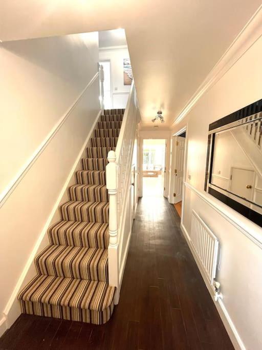 The Woodlands, Shortstay, Ideal For Families, Relocation, Contractors, Travel Stay Horley Buitenkant foto
