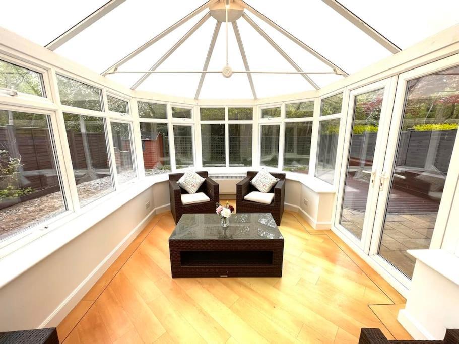 The Woodlands, Shortstay, Ideal For Families, Relocation, Contractors, Travel Stay Horley Buitenkant foto