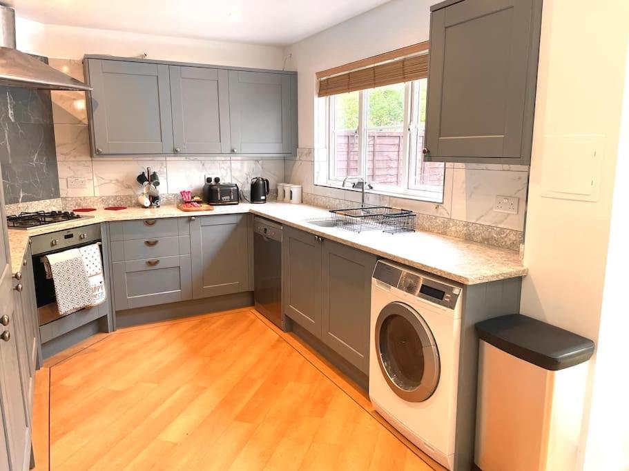 The Woodlands, Shortstay, Ideal For Families, Relocation, Contractors, Travel Stay Horley Buitenkant foto